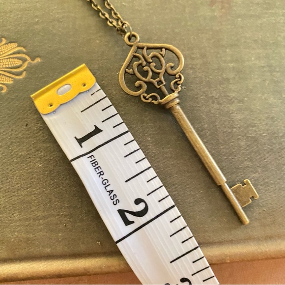 Secret Garden Skeleton Key Pendant Necklace Bronze Tone Vintage Style - Picture 4 of 4